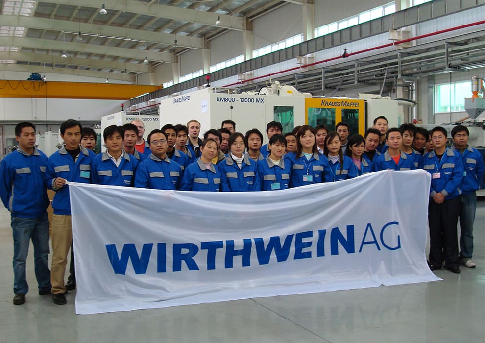 Joint Venture in China, Gruppenbild in Produktionshalle
