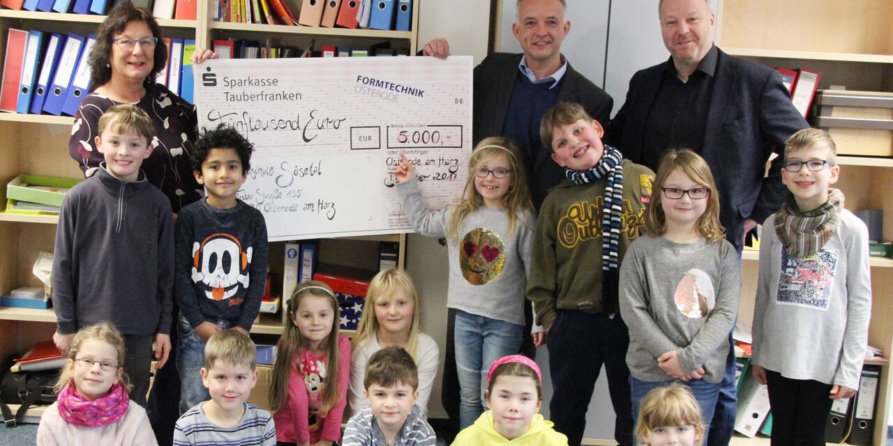 Überreichung des 5000 Euro Scheck an die Grundschule Sösetal