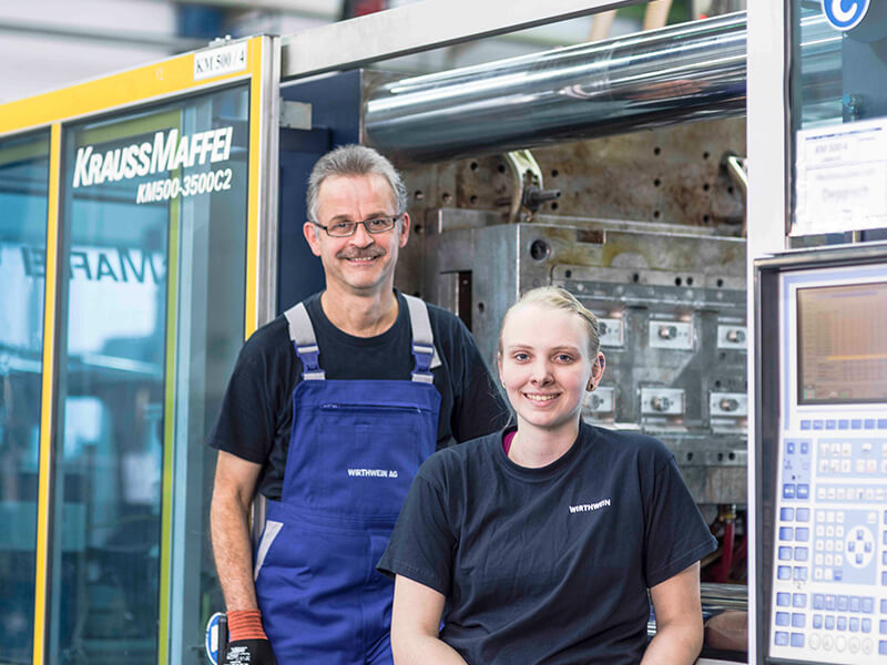 2 Arbeiter vor einer Spritzgussmaschiene