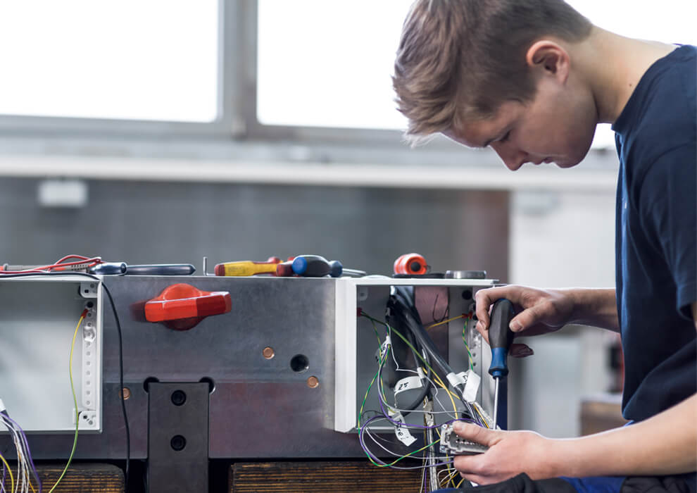 Elektroniker bei der Arbeit