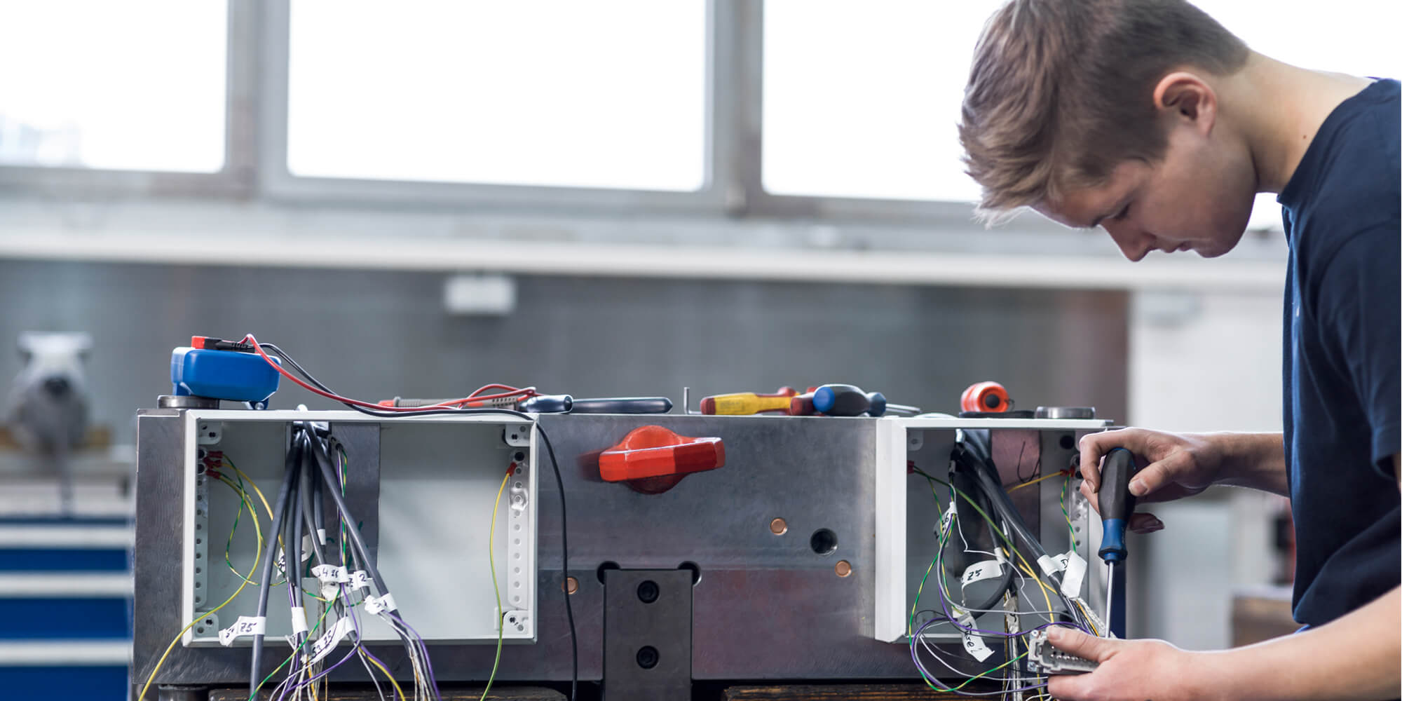 Elektroniker bei der Arbeit