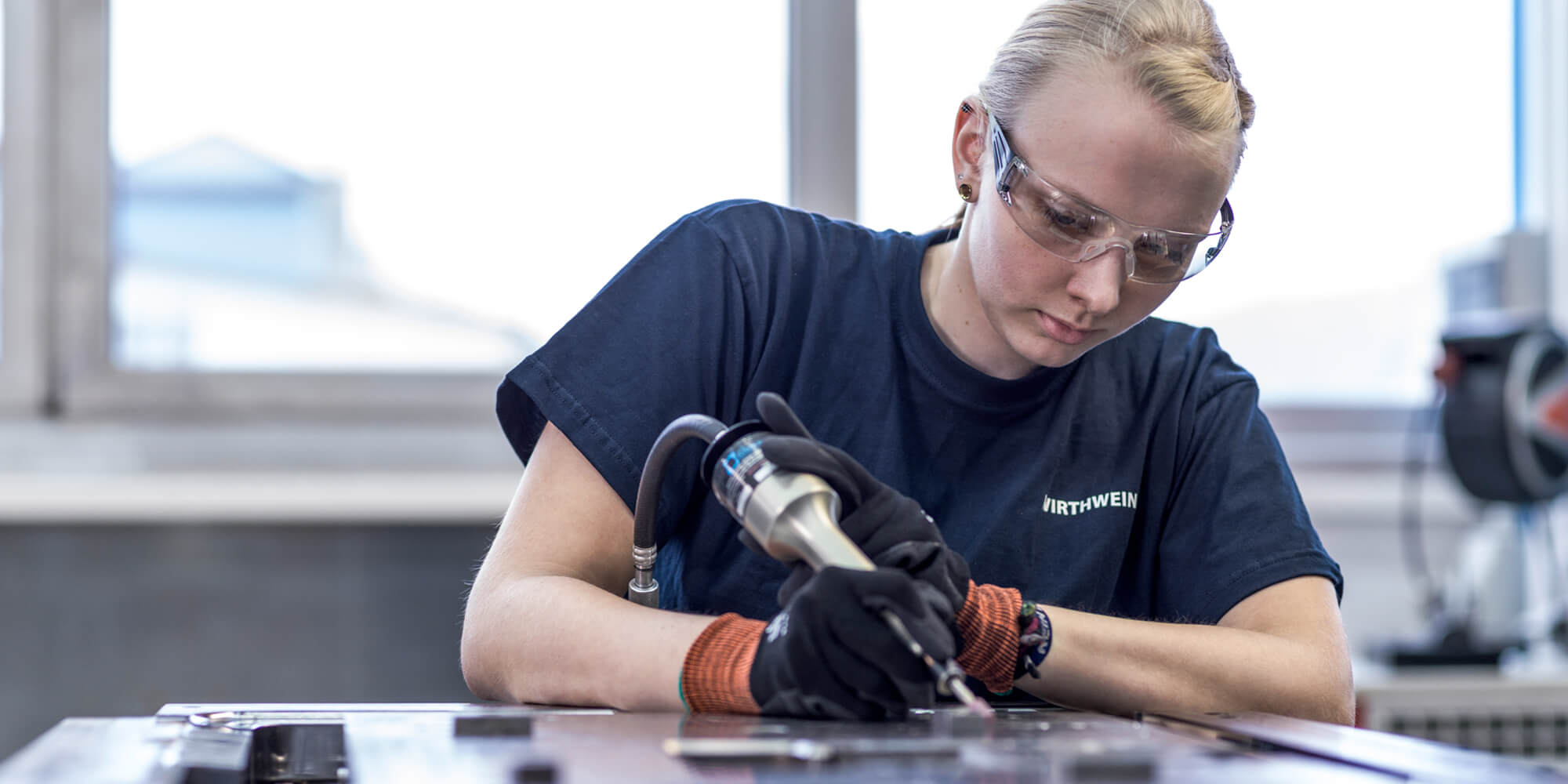 2 Metalltechniker schauen sich ein Werkstück an
