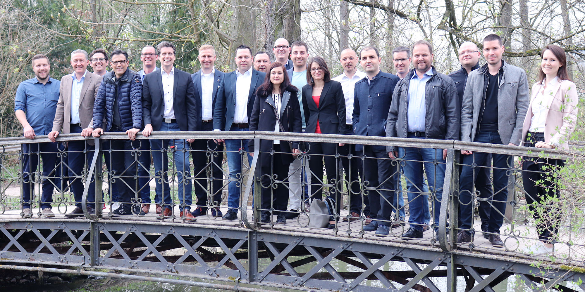 Gruppenbild auf einer Brücke