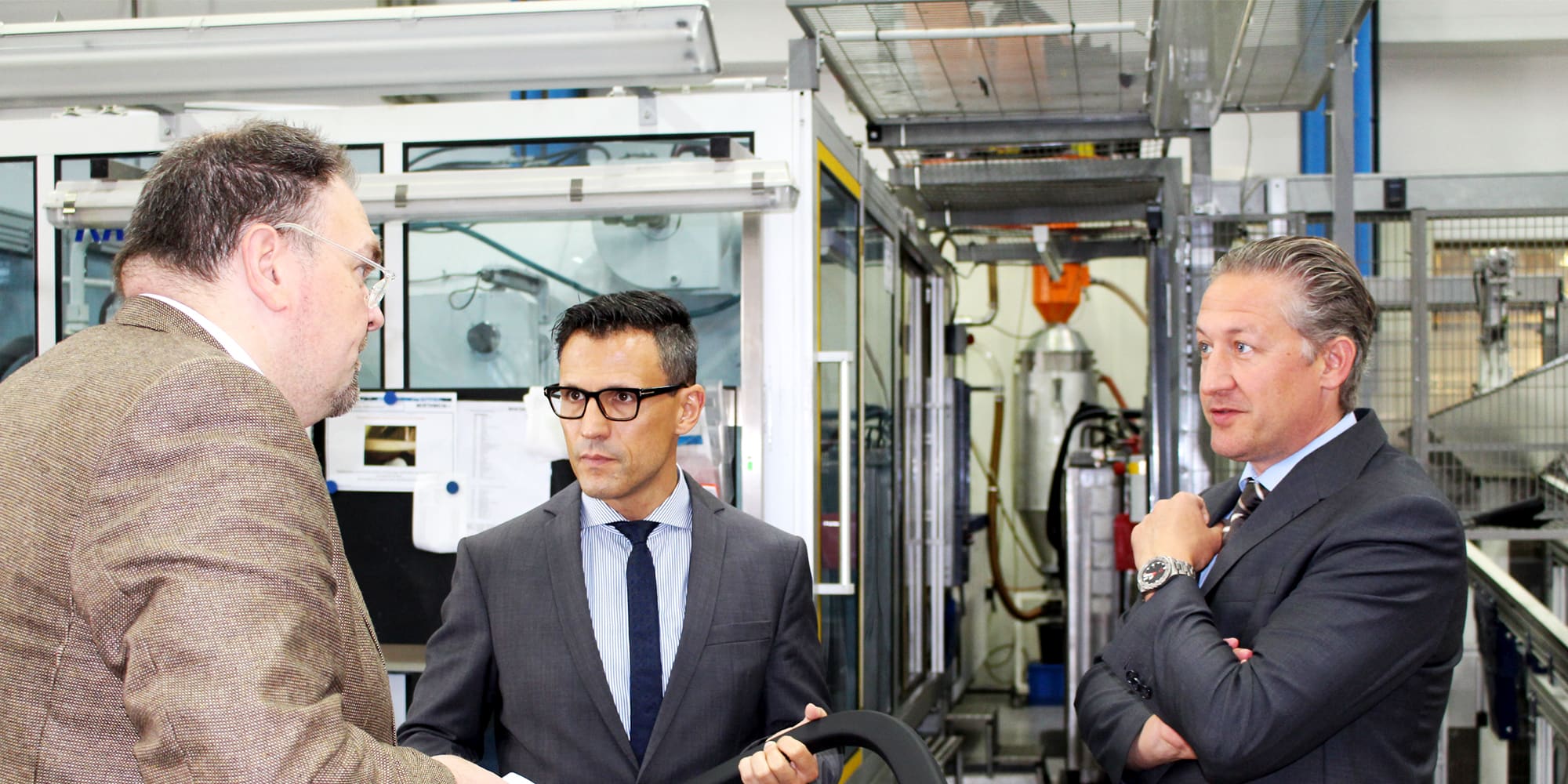 Chefredakteur K-Profi Markus Lülling, Thomas Weberbauer und Marcus Wirthwein in Produktionshalle 