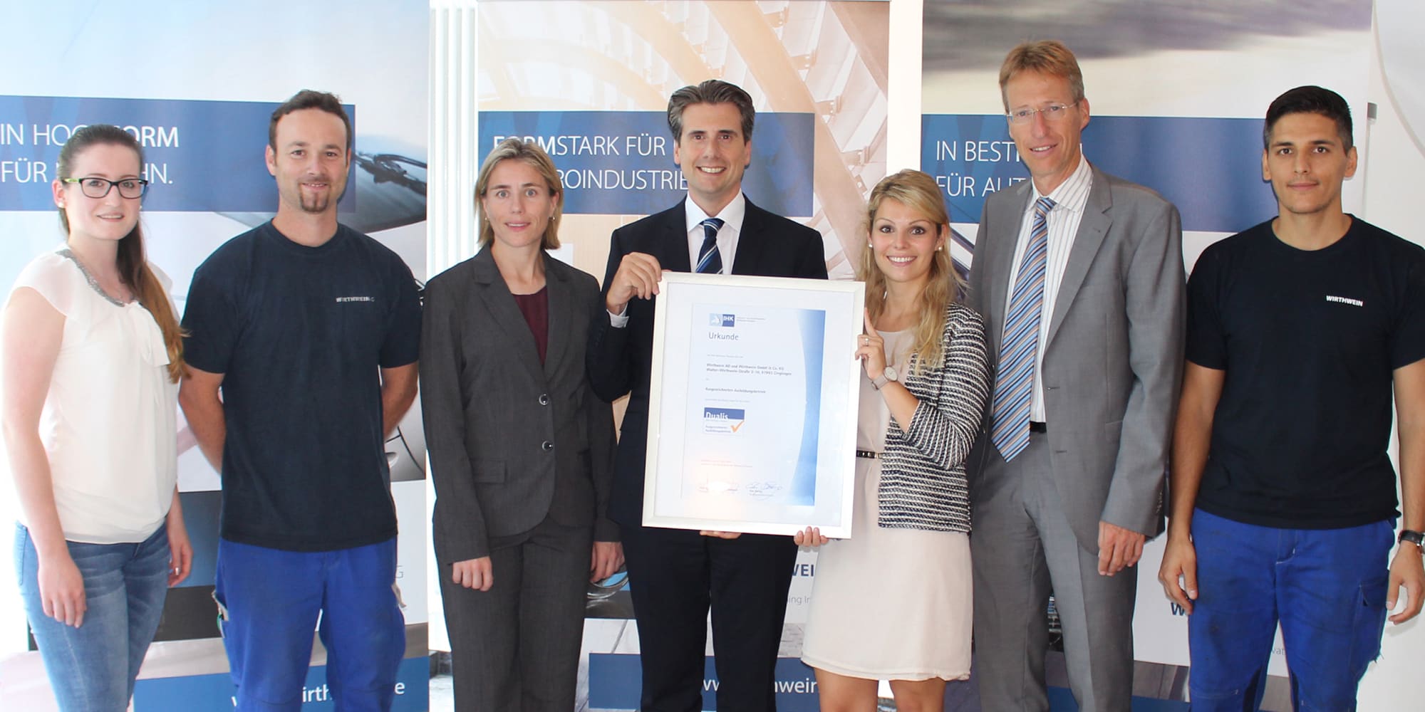 Gruppenbild mit DUALIS Siegel der IHK Heilbronn Franken