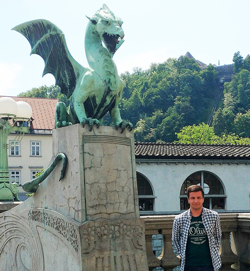 Jan Rogner neben einer Drachenstatue