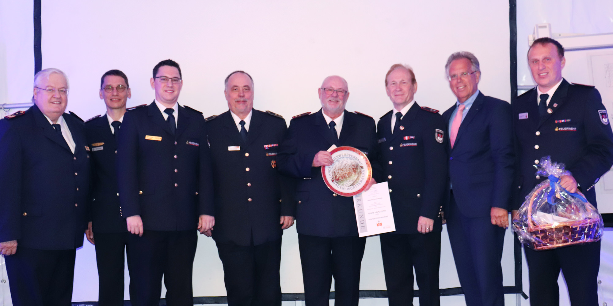 Feuerwehrleute in Uniform mit Präsenten