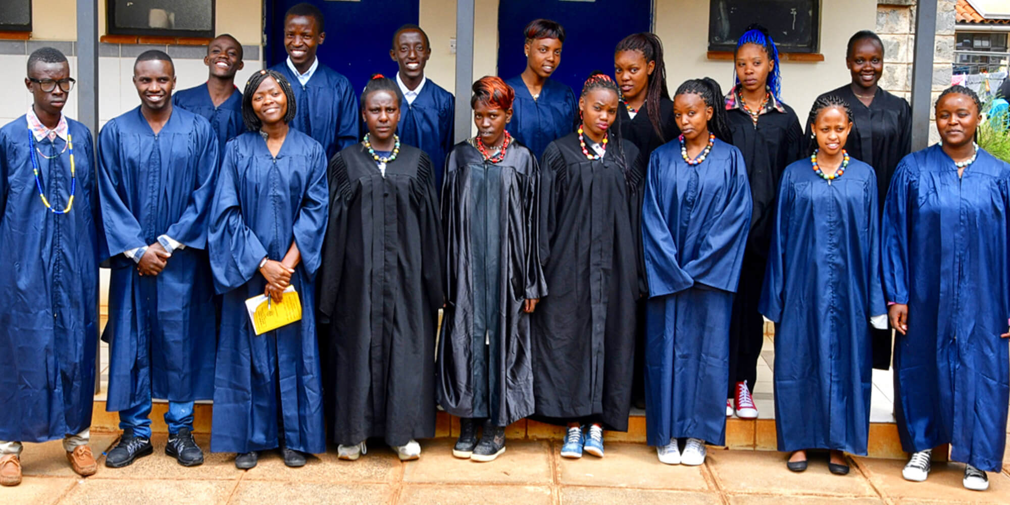 Patenklasse in Kenia in Schuluniformen