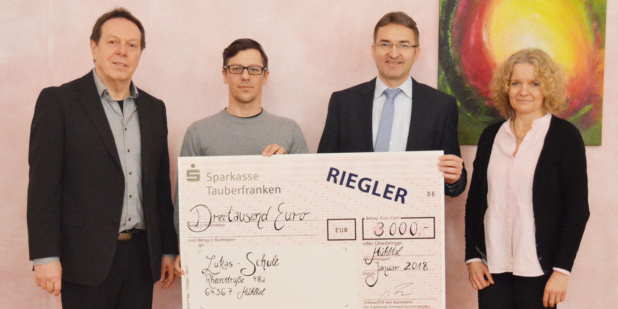 Spendenübergabe an die Vertreter der Lukas Schule