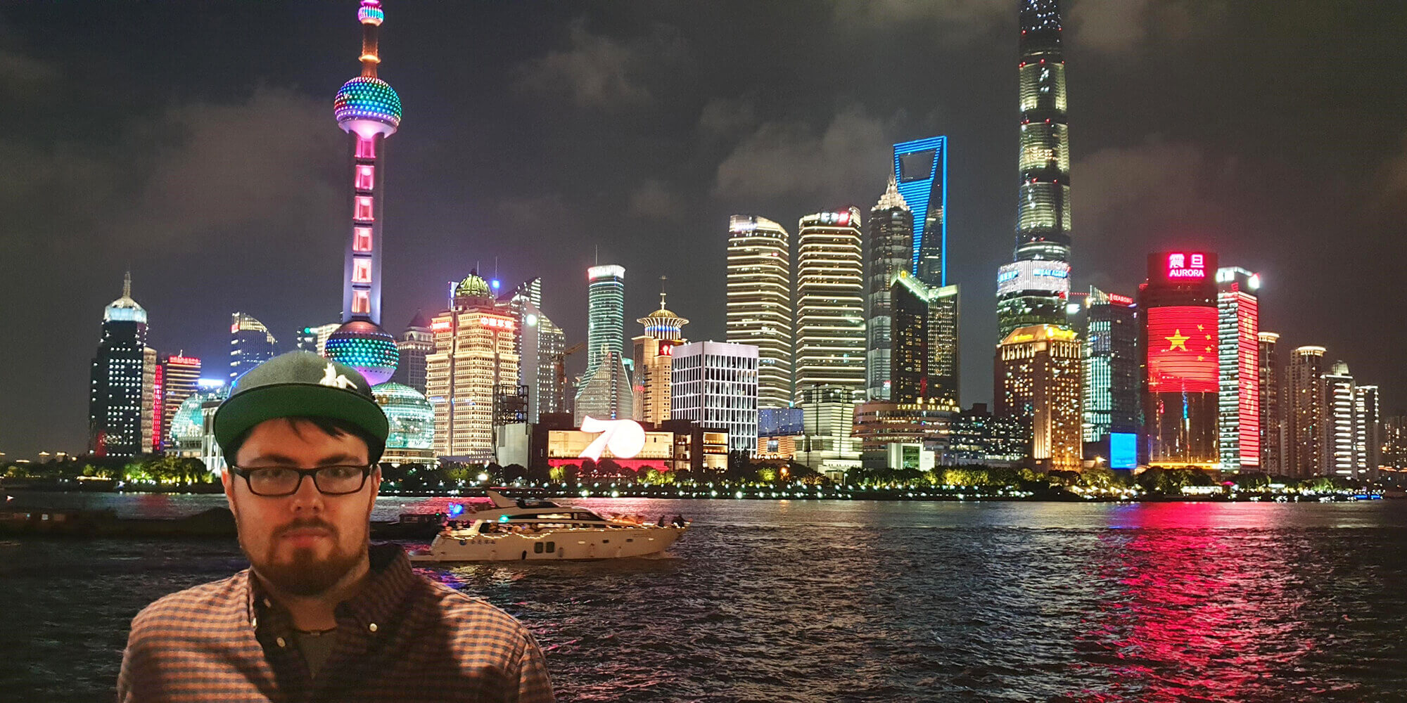 Azubi vor der Skyline von Shanghai