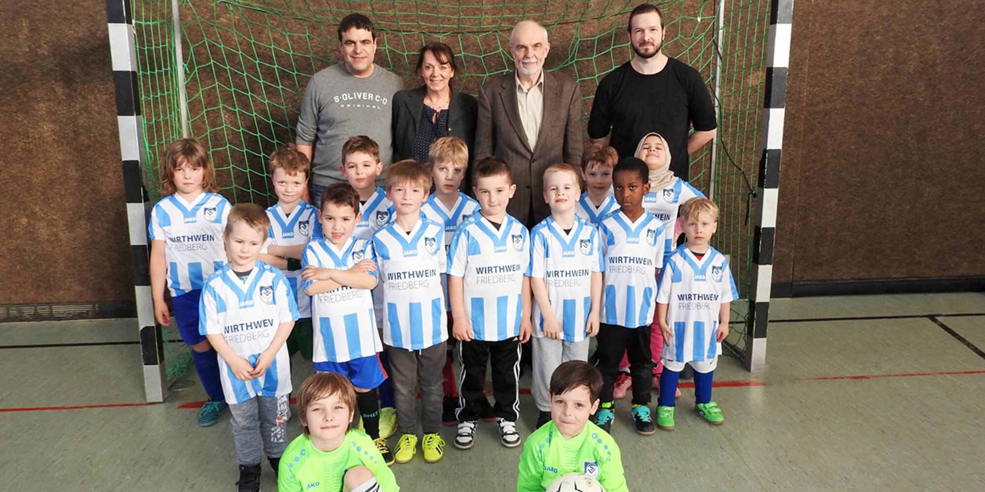 Bambini-Mannschaft des TSV Kriegshaber steht zwischen einem Fußballtor