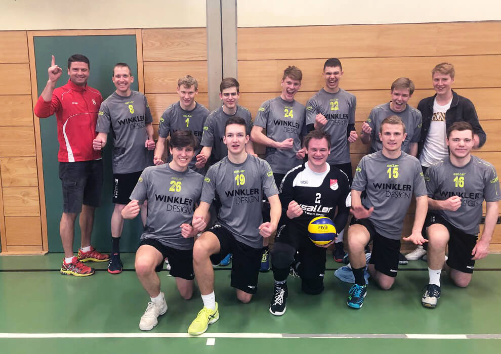 Röttinger Volleyball-Mannschaft mit ihren neuen Trikots 