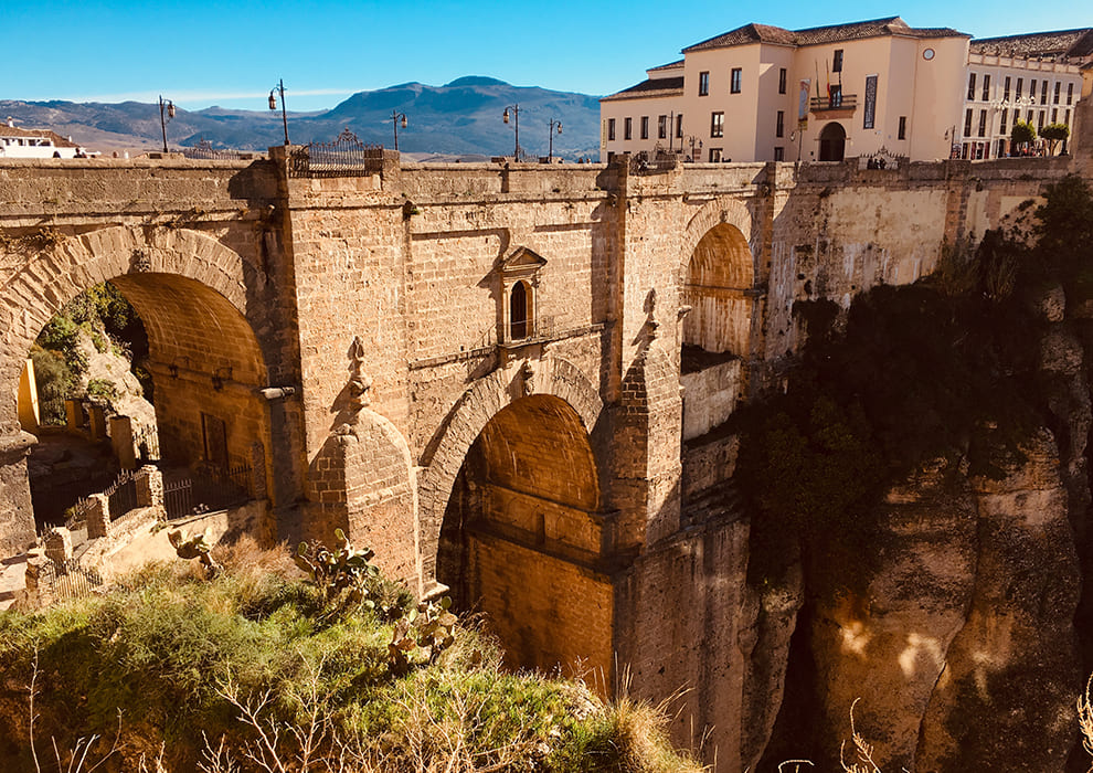 Blick auf Malaga mit historischer Brücke